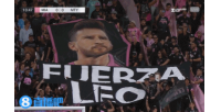 给予支持！球迷在看台拉起梅西tifo，配西语文字：力量，里奥