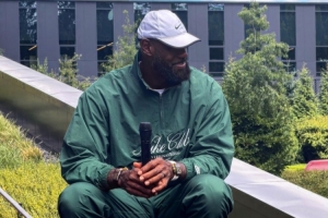 排面拉满！詹姆斯今日造访耐克总部 在个人专属大楼前发表演讲